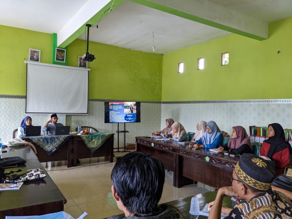 Prodi PGMI STITA Datangkan Ibnu Hajar Sebagai Dosen Tamu Mata Kuliah Seni dan Budaya